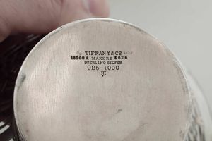 Due ciotole e un cestino. Argento sterling fuso, sagomato e traforato. Tiffany, USA inizi XX secolo  - Asta Argenti da collezione | XX secolo - Associazione Nazionale - Case d'Asta italiane