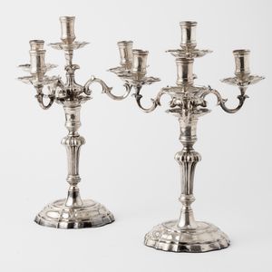 Coppia di candelabri a cinque fiamme. Argenteria milanese del XX secolo per Maison Buccellati  - Asta Argenti da collezione | XX secolo - Associazione Nazionale - Case d'Asta italiane