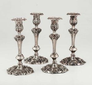 Raro insieme composto da 2 candelabri e 4 candelieri in argento Sterling fuso e cesellato. Inghilterra secondo quarto del XIX secolo. Marchi della citt di Sheffield e dell'argentiere John Watson  (un candeliere con marchio per l'anno 1838 e rimanenti 3 candelieri e 2 candelabri con marchio per l'anno 1840)  - Asta Argenti da collezione | XX secolo - Associazione Nazionale - Case d'Asta italiane