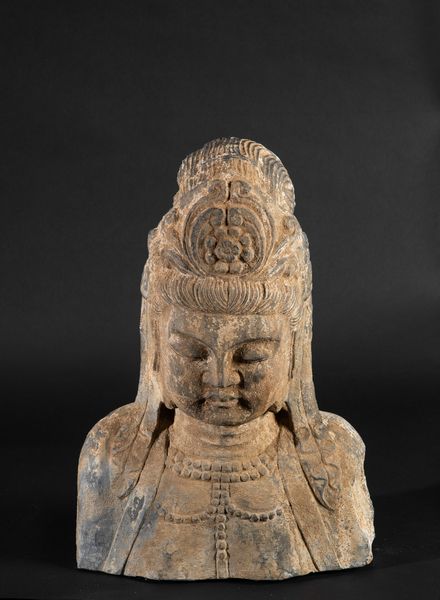 Busto di Buddha incoronato in pietra, Cina, XX secolo  - Asta Arte Orientale - Associazione Nazionale - Case d'Asta italiane