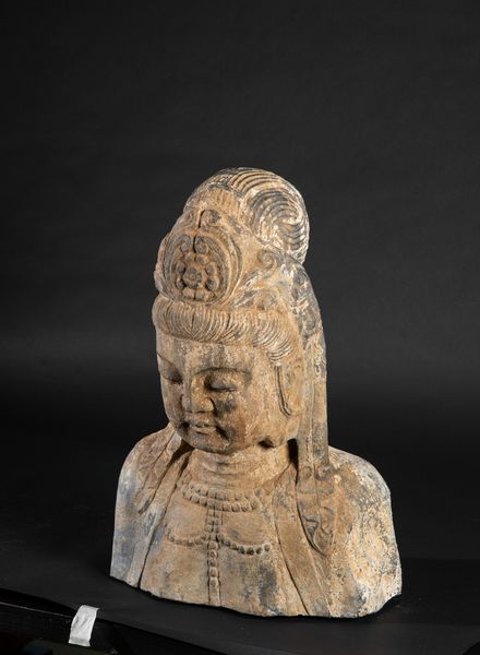 Busto di Buddha incoronato in pietra, Cina, XX secolo  - Asta Arte Orientale - Associazione Nazionale - Case d'Asta italiane