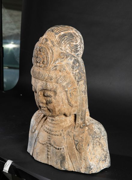 Busto di Buddha incoronato in pietra, Cina, XX secolo  - Asta Arte Orientale - Associazione Nazionale - Case d'Asta italiane