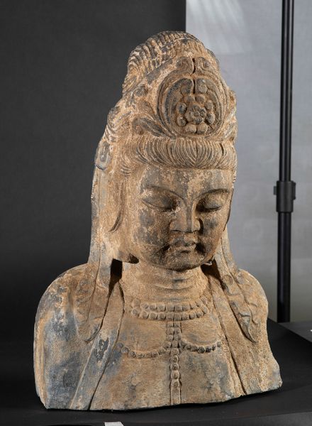 Busto di Buddha incoronato in pietra, Cina, XX secolo  - Asta Arte Orientale - Associazione Nazionale - Case d'Asta italiane