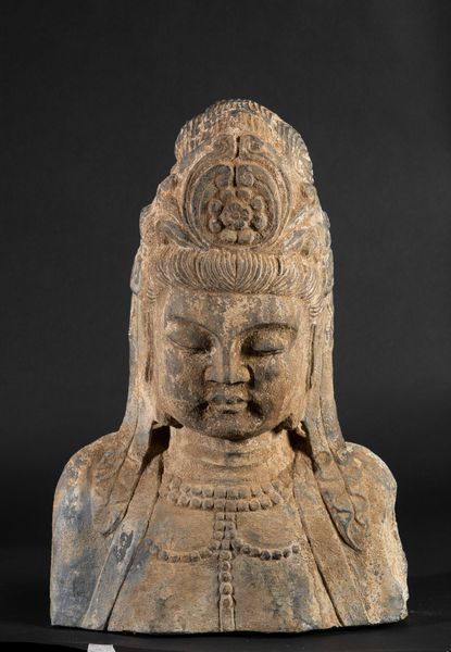 Busto di Buddha incoronato in pietra, Cina, XX secolo  - Asta Arte Orientale - Associazione Nazionale - Case d'Asta italiane