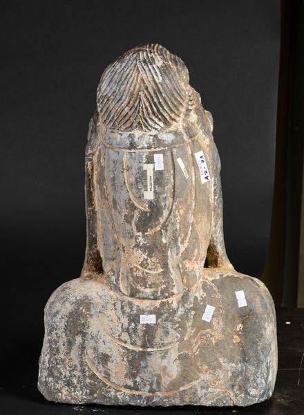 Busto di Buddha incoronato in pietra, Cina, XX secolo  - Asta Arte Orientale - Associazione Nazionale - Case d'Asta italiane