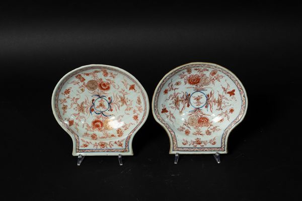 Piccolo piatto a foggia di conchiglia in porcellana Imari con decori floreali, Cina, Dinastia Qing, epoca Kangxi (1662-1722)  - Asta Arte Orientale - Associazione Nazionale - Case d'Asta italiane