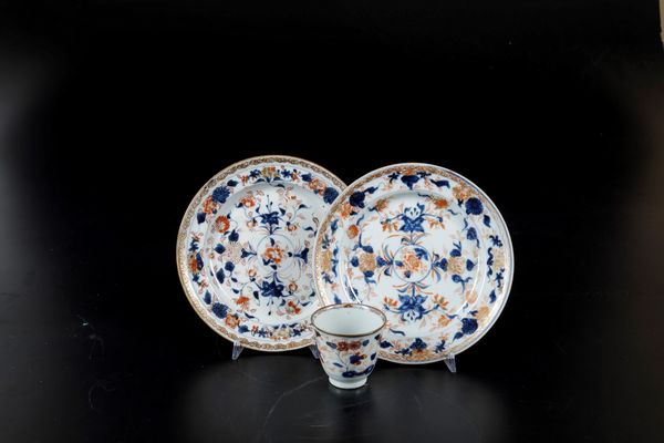 Lotto composto da due piatti e un bicchiere in porcellana Imari con decori floreali, Cina, Dinastia Qing, epoca Kangxi (1662-1722)  - Asta Arte Orientale - Associazione Nazionale - Case d'Asta italiane