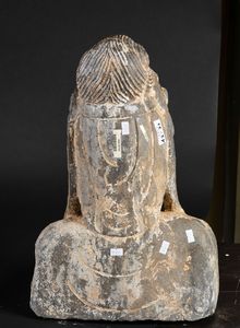 Busto di Buddha incoronato in pietra, Cina, XX secolo  - Asta Arte Orientale - Associazione Nazionale - Case d'Asta italiane