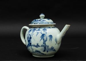 Teiera in porcellana bianca e blu con personaggio entro paesaggio, Cina, Dinastia Qing, epoca Qianlong (1736-1796)  - Asta Arte Orientale - Associazione Nazionale - Case d'Asta italiane