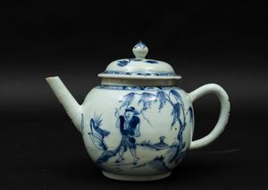 Teiera in porcellana bianca e blu con personaggio entro paesaggio, Cina, Dinastia Qing, epoca Qianlong (1736-1796)  - Asta Arte Orientale - Associazione Nazionale - Case d'Asta italiane