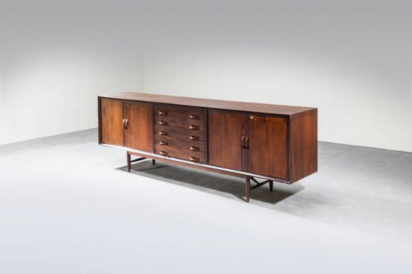 PRODUZIONE ITALIANA : Sideboard in legno  fronte a quattro sportelli e cinque cassetti. Anni '50 cm 80x240x47  - Asta Design - Associazione Nazionale - Case d'Asta italiane