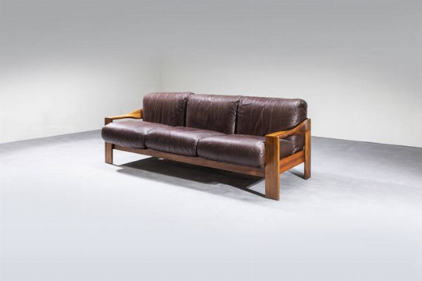 MOBILGIRGI : Divano con struttura in legno  cuscini imbottiti rivestiti in pelle. Anni '70 cm 75x205x95  - Asta Design - Associazione Nazionale - Case d'Asta italiane