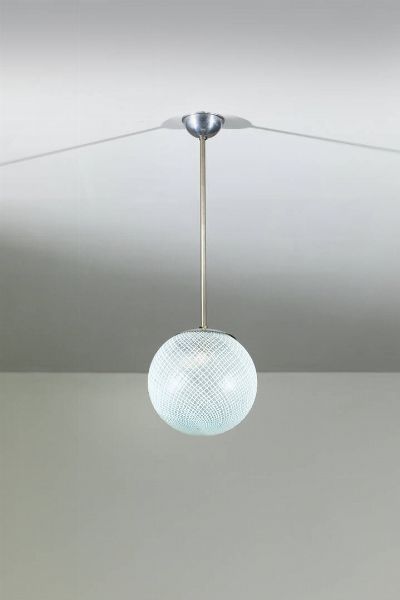 VENINI : Lampada a sospensione in vetro colorato con reticolato in vetro lattimo  tige in metallo cromato. Anni '60 h cm 72  - Asta Design - Associazione Nazionale - Case d'Asta italiane