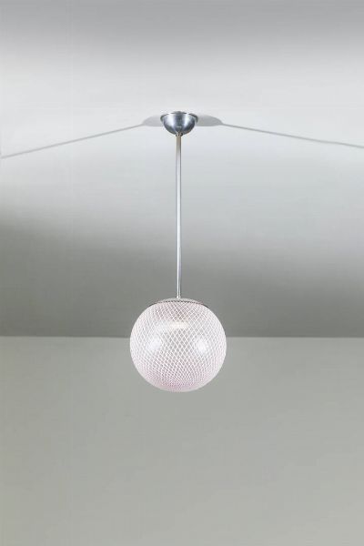 VENINI : Lampada a sospensione in vetro colorato con reticolato in vetro lattimo  tige in metallo cromato. Anni '60 h cm 72  - Asta Design - Associazione Nazionale - Case d'Asta italiane