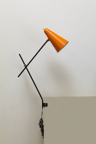 GILARDI E BARZAGHI : Lampada da tavolo a morsetto in metallo verniciato  particolari in ottone. Anni '50 h max cm 61  - Asta Design - Associazione Nazionale - Case d'Asta italiane