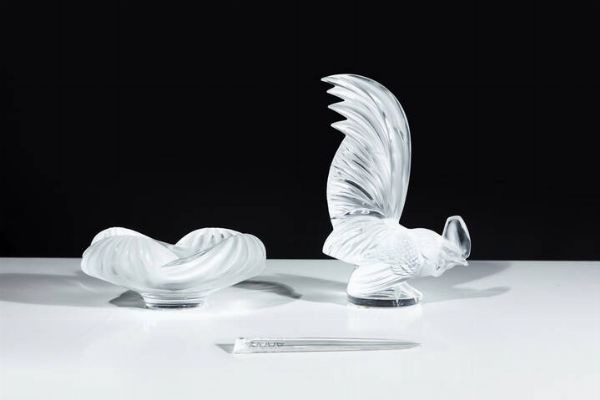 LALIQUE FRANCE : Diam. 16 cm H 21 Lotto di tre oggetti firmati Lalique- France; una ciotola  un gallo e un tagliacarte in vetro bianco lucido e satinato  - Asta  Dipinti, argenti e antiquariato - Associazione Nazionale - Case d'Asta italiane