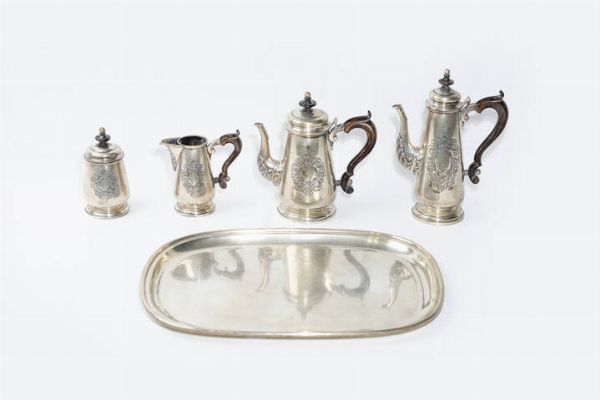 SERVIZIO IN ARGENTO : Peso gr 3450 6 composto da lattiera  teiera  caffettiera  zuccheriera e vassoio. Corpi bombati  fronte inciso con decoro vegetale; manici in legno ebanizzato.  - Asta  Dipinti, argenti e antiquariato - Associazione Nazionale - Case d'Asta italiane