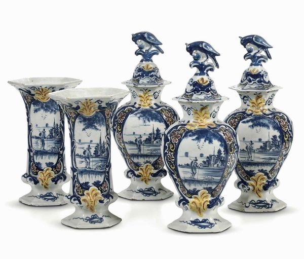 Garniture di cinque vasi<BR>Olanda, Delft, Manifattura De Drey Clocken, 1725-1764<BR>  - Asta Maioliche e Porcellane - Associazione Nazionale - Case d'Asta italiane