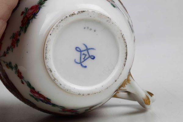 Tazza con piattino<BR>Svres, 1764<BR><BR>  - Asta Maioliche e Porcellane - Associazione Nazionale - Case d'Asta italiane