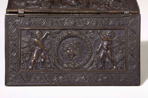 Cofanetto a soggetto classico. Bronzo fuso e patinato. Fonditore rinascimentale veneto (Padova?) del XVI secolo  - Asta Scultura e Oggetti d'Arte - Associazione Nazionale - Case d'Asta italiane