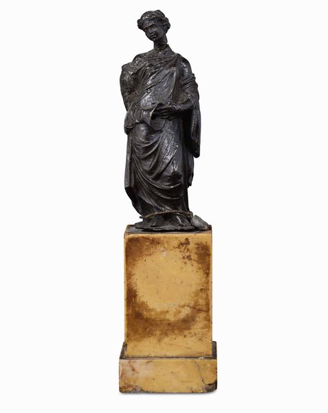 Figura di femmina in costume romano. Bronzo fuso e patinato. Arte rinascimentale veneta del XVI secolo  - Asta Scultura e Oggetti d'Arte - Associazione Nazionale - Case d'Asta italiane