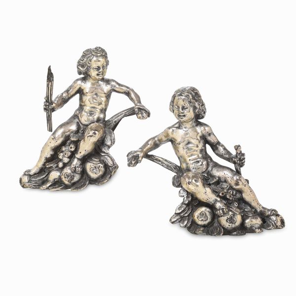 Due putti. Ottone o bronzo argentato. Arte barocca italiana del XVII secolo. Bottega di Francesco Fanelli (Firenze 1590 - 1653)  - Asta Scultura e Oggetti d'Arte - Associazione Nazionale - Case d'Asta italiane