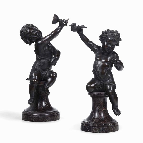 Coppia di putti festanti. Bronzo fuso e cesellato e patinato. Fonditore doltralpe del XVIII secolo  - Asta Scultura e Oggetti d'Arte - Associazione Nazionale - Case d'Asta italiane