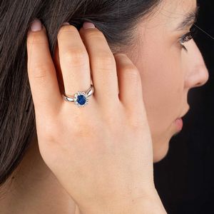 ANELLO A MARGHERITA CON ZAFFIRO E DIAMANTI  - Asta Gioielli - Associazione Nazionale - Case d'Asta italiane