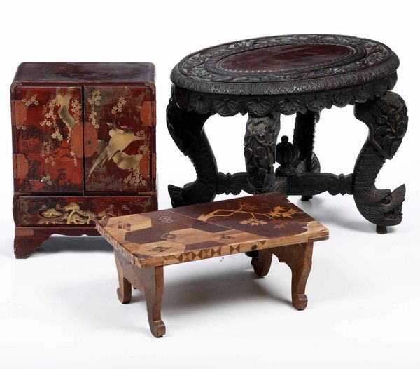 Miniatura di mobile laccato cinese e panchetto in legno intarsiato richiudibile e panchetto orientale in legno intagliato e scurito  - Asta  Antiquariato gennaio | Cambi Time - Associazione Nazionale - Case d'Asta italiane