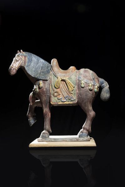 CAVALLO : Cavallo in legno policromo in stile Tang  Cina  Repubblica  XX sec.  H cm 62x68x20  - Asta Arte Orientale - Associazione Nazionale - Case d'Asta italiane