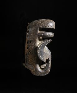 . : Modello di trofeo di cacciatori di testeBrasile, XX secolo  - Asta Asta 392 | ARTE ORIENTALE E ISLAMICA - ARTE AFRICANA, OCEANICA E DELLE AMERICHE - EAST AND SOUTH: ASIAN, ISLAMIC, INDIAN AND ETHNOGRAPIC ART Online - Associazione Nazionale - Case d'Asta italiane