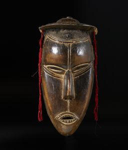 . : Rostro metallicoEuropa, XX secolo  - Asta Asta 392 | ARTE ORIENTALE E ISLAMICA - ARTE AFRICANA, OCEANICA E DELLE AMERICHE - EAST AND SOUTH: ASIAN, ISLAMIC, INDIAN AND ETHNOGRAPIC ART Online - Associazione Nazionale - Case d'Asta italiane