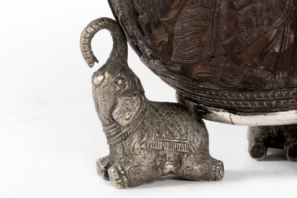 Noce di cocco finemente intagliata, con piedini a forma di elefante in metallo argentato, India secolo XIX  - Asta Incanti d'arte - Associazione Nazionale - Case d'Asta italiane