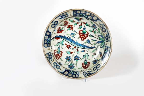 Piatto in ceramica Iznik, Impero Ottomano, Turchia, secolo XVII  - Asta Incanti d'arte - Associazione Nazionale - Case d'Asta italiane