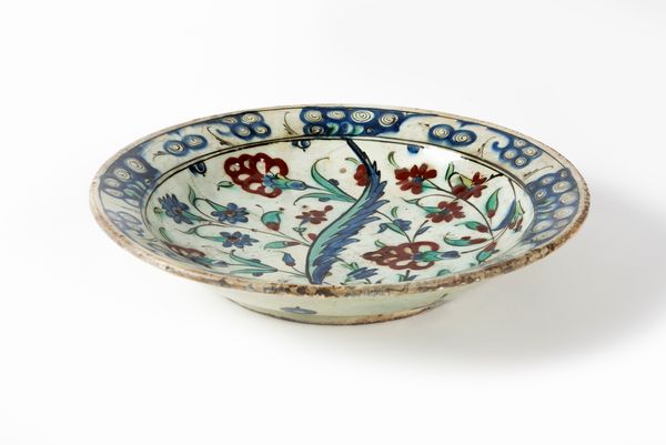 Piatto in ceramica Iznik, Impero Ottomano, Turchia, secolo XVII  - Asta Incanti d'arte - Associazione Nazionale - Case d'Asta italiane