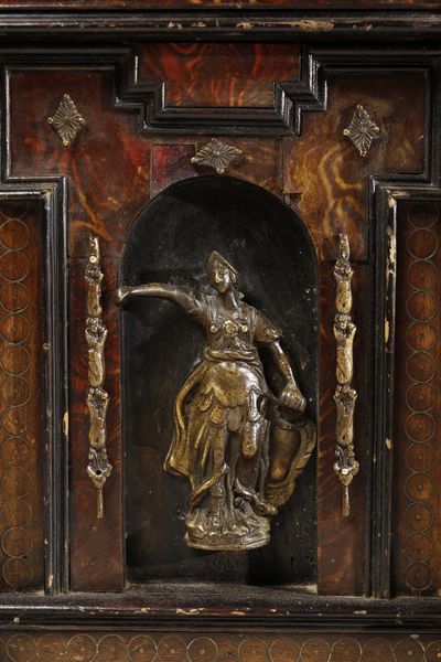 MANIFATTURA DELL'ITALIA MERIDIONALE DELLA FINE DEL XVII SECOLO : Stipo lastronato con applicazioni in bronzo, di forma architettonica, nicchia centrale con quattro colonne lavorate a guilloch e statuetta di Minerva a celare dieci cassettini, piedi a sfera  - Asta Asta 395 | ARTE ANTICA E DEL XIX SECOLO Online - Associazione Nazionale - Case d'Asta italiane