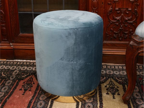 Pouf cilindrico rivestito in velluto verde acqua  - Asta L'Arte di Arredare - Associazione Nazionale - Case d'Asta italiane