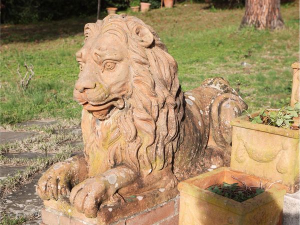 Coppia di grandi leoni da giardino in terracotta  - Asta L'Arte di Arredare - Associazione Nazionale - Case d'Asta italiane