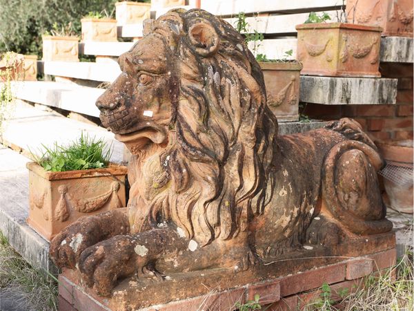 Coppia di grandi leoni da giardino in terracotta  - Asta L'Arte di Arredare - Associazione Nazionale - Case d'Asta italiane