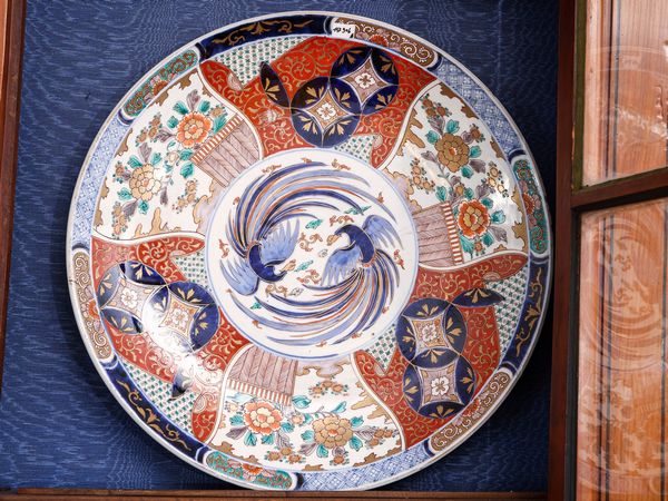 Piatto da parata in porcellana Imari  - Asta L'Arte di Arredare - Associazione Nazionale - Case d'Asta italiane