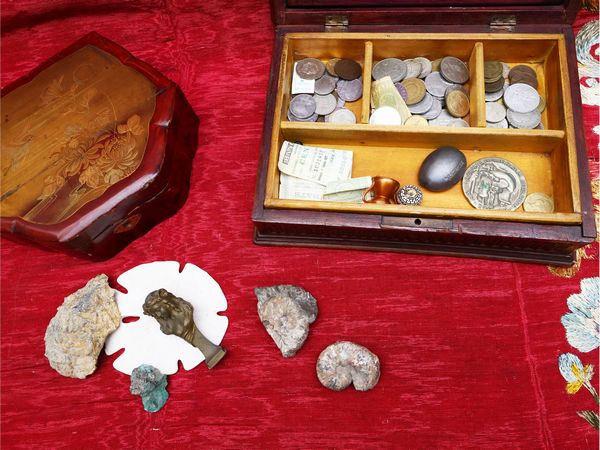 Lotto di curiosit d'epoca  - Asta L'Arte di Arredare - Associazione Nazionale - Case d'Asta italiane