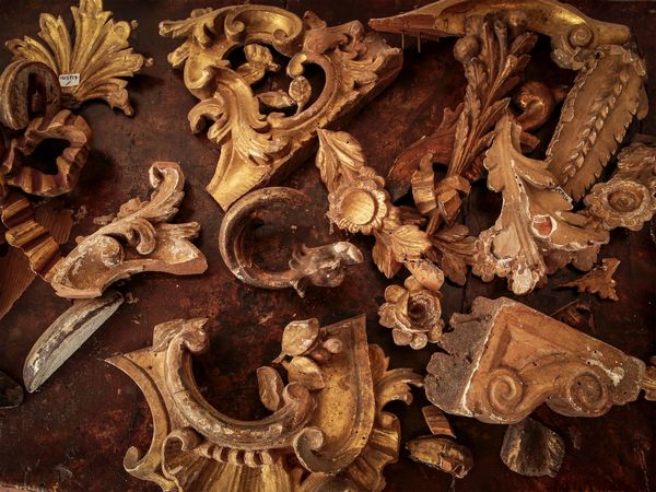 Miscellanea di frammenti in legno intagliato e dorato  - Asta L'Arte di Arredare - Associazione Nazionale - Case d'Asta italiane