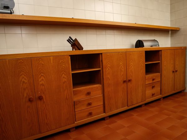 Grande credenza da cucina in rovere  - Asta L'Arte di Arredare - Associazione Nazionale - Case d'Asta italiane