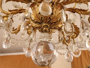 Grande lampadario in bronzo dorato e cristallo  - Asta L'Arte di Arredare - Associazione Nazionale - Case d'Asta italiane