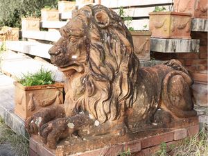 Coppia di grandi leoni da giardino in terracotta  - Asta L'Arte di Arredare - Associazione Nazionale - Case d'Asta italiane