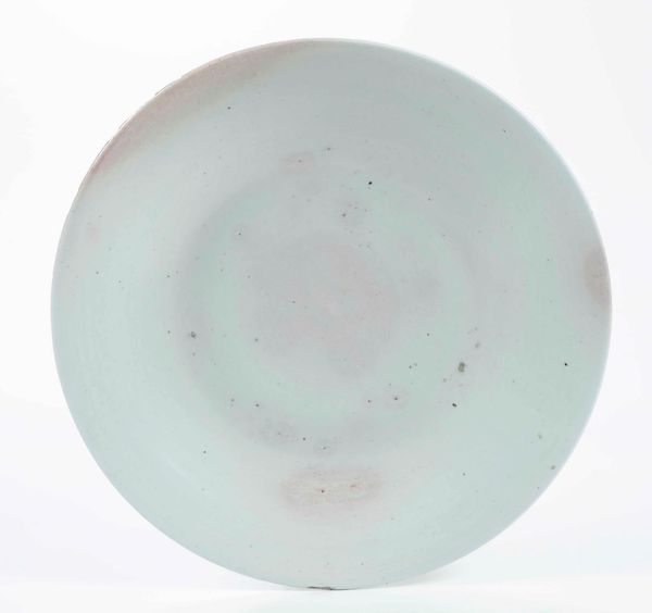 Piatto in porcellana monocroma Celadon con sfumature lavanda, Cina, Dinastia Qing, XVIII secolo  - Asta Antiquariato febbraio - Associazione Nazionale - Case d'Asta italiane