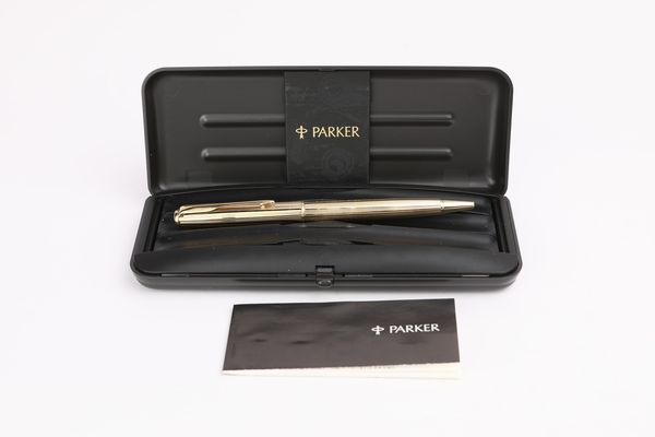 Parker Sonnet IIT - Penna a sfera in metallo dorato  - Asta  Asta a Tempo - Penne da Collezione e Accessori da Scrivania - Associazione Nazionale - Case d'Asta italiane