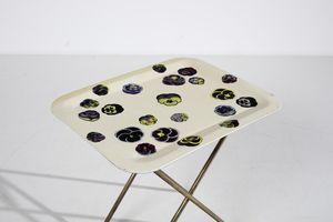 FORNASETTI PIERO (1913 - 1988) : Vassoio Viole con portavassoio  - Asta Asta 397 | DESIGN E ARTI DECORATIVE DEL NOVECENTO Online - Associazione Nazionale - Case d'Asta italiane