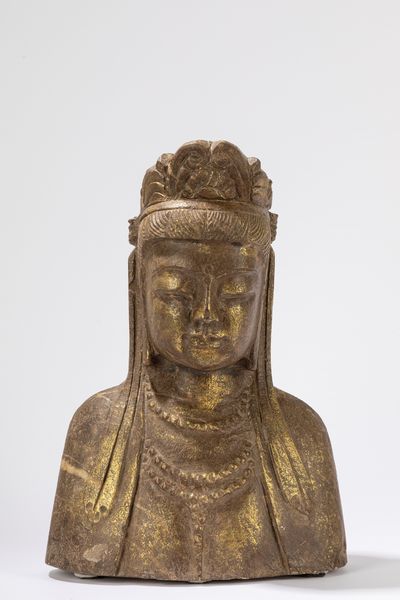 Busto di Guanyin in pietra dorata. Manifattura orientale secolo XIX/XX  - Asta Incanti d'Asia / Arte del sud-est asiatico e Cina - Associazione Nazionale - Case d'Asta italiane