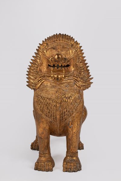 Grande leone in bronzo dorato. Thailandia, secolo XIX/XX  - Asta Incanti d'Asia / Arte del sud-est asiatico e Cina - Associazione Nazionale - Case d'Asta italiane